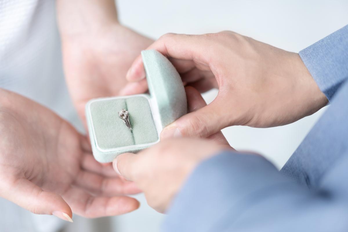 婚約指輪のローン払いはあり?後悔しないための種類と注意点を解説